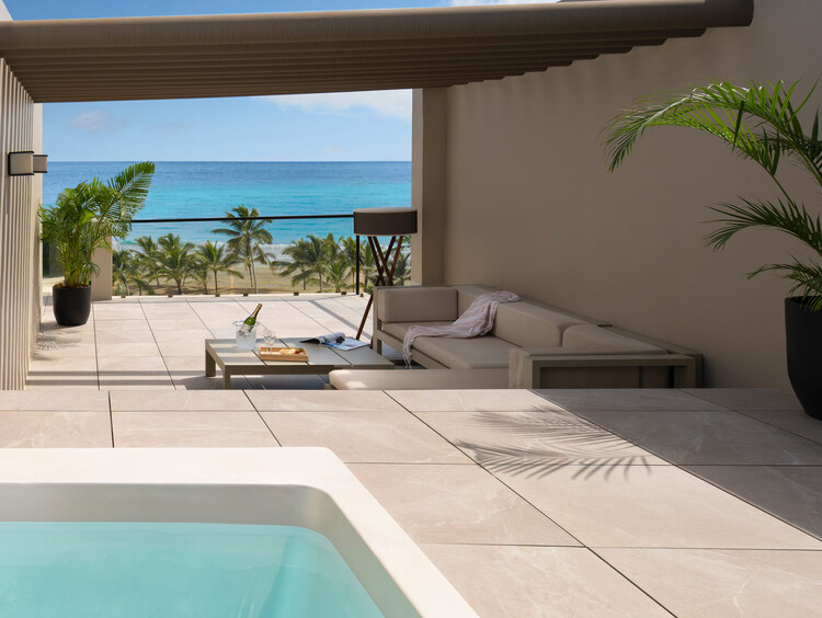 Luxury Suite with an Ocean View Terrace and Jacuzzi