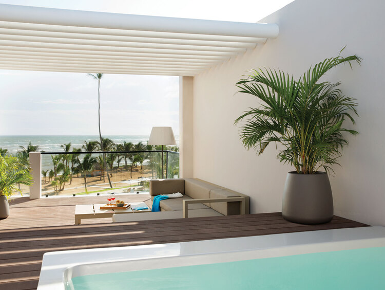 Suite de luxe avec terrasse, vue sur mer et bain-tourbillon