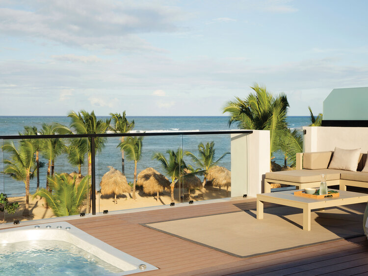 Vue sur mer dans un centre de villégiature de luxe à Punta Cana