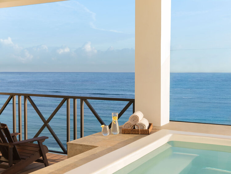 Profitez d'une vue magnifique sur l'océan depuis l'Excellence Club Suite villa bord de plage avec bassin de plongeon à l'Excellence Oyster Bay