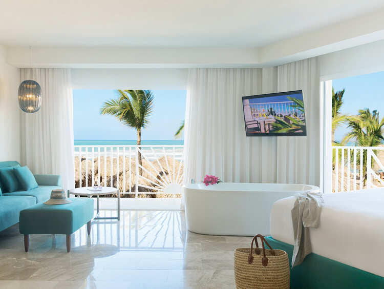 Deux balcons dans une suite vue sur mer chez Excellence Punta Cana