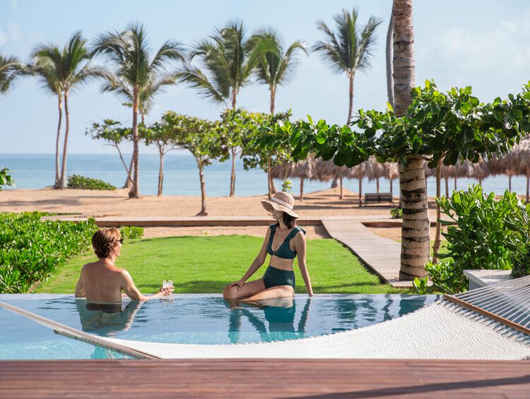 Disfruta en nuestra Excellence Club Beachfront Honeymoon Suite con Terraza y Piscina Privada en Finest Punta Cana