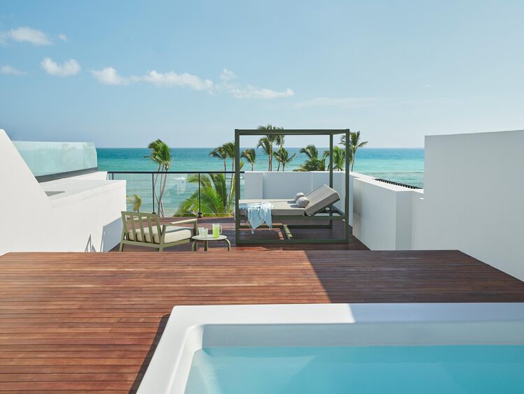 Disfruta nuestra Excellence Club Beachfront Honeymoon Suite de dos pisos con terraza en la azotea en Finest Punta Cana