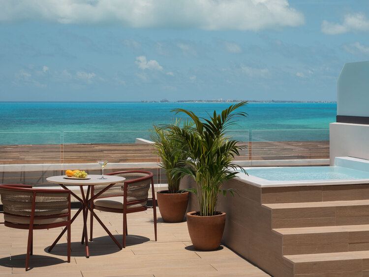 Suite de lujo en Cancún con terraza privada en la azotea y vistas al océano