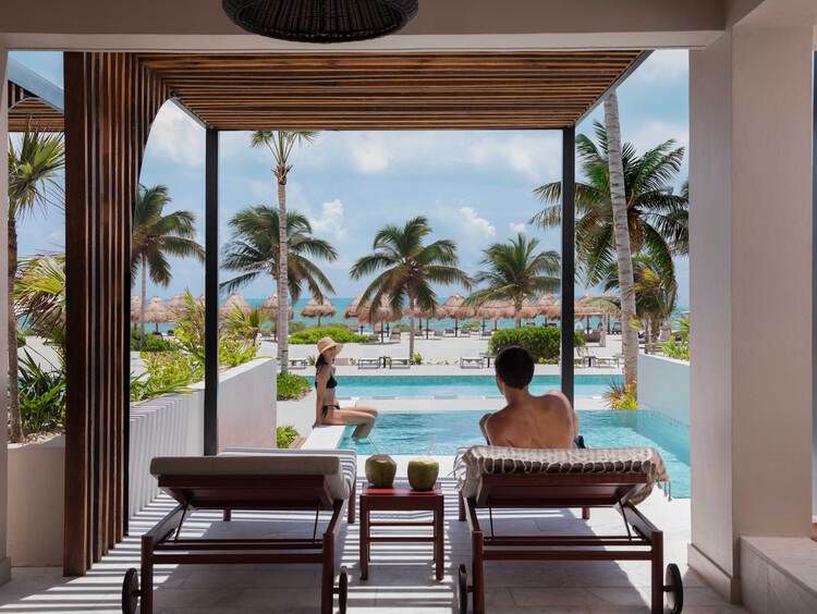 Beachfront honeymoon suite in Cancun with a private pool