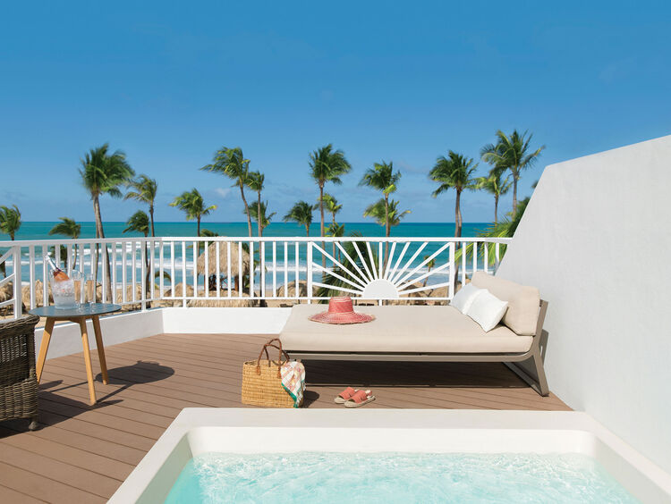 Deléitese en estas Suites con Terraza Frente al Mar de Excellence Punta Cana