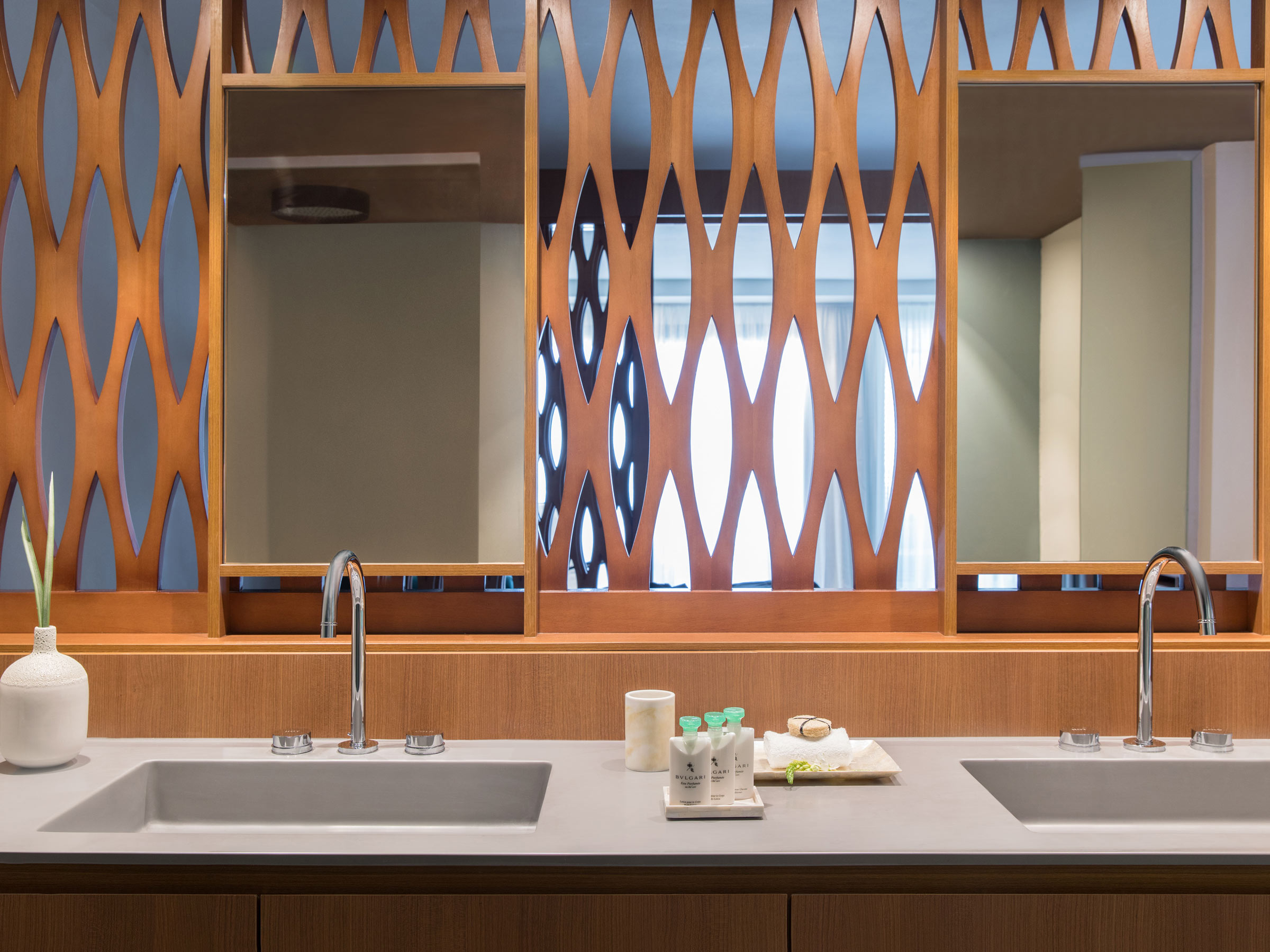 La suite Excellence Club Beachfront House incluye un baño completo de mármol y una ducha de lluvia para dos.