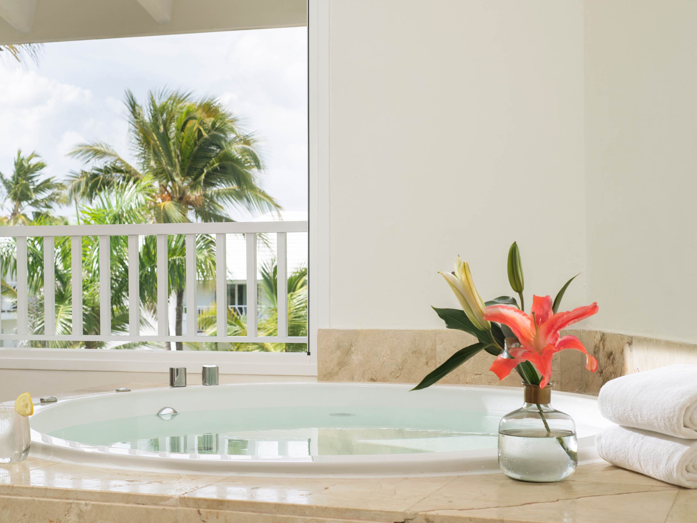 Détendez-vous dans le bain-tourbillon de notre suite impériale à Punta Cana