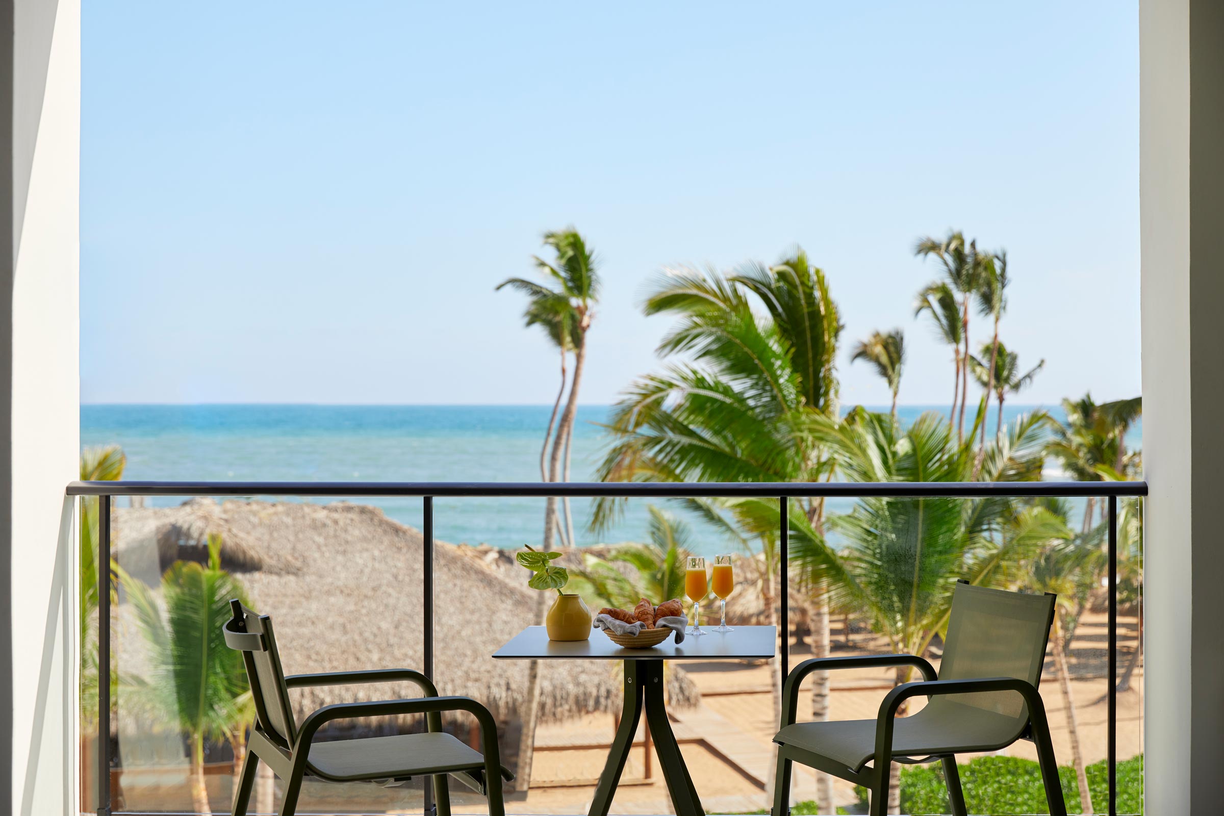 Disfruta nuestra Excellence Club Beachfront Honeymoon Suite de dos pisos con terraza en la azotea y piscina de inmersión en Finest Punta Cana 