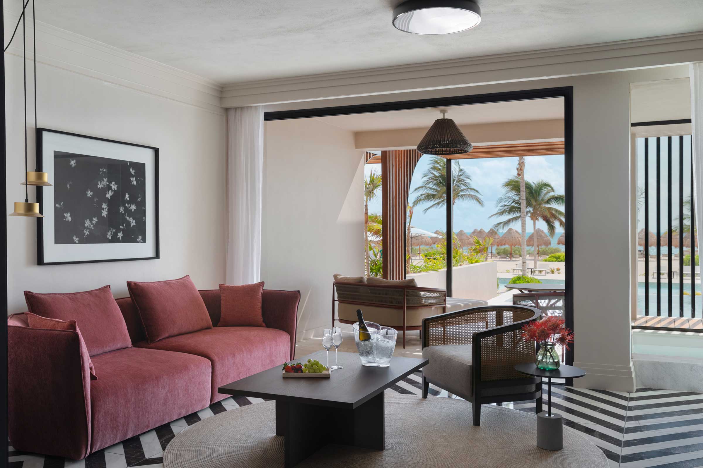 Honeymoon suite beside the beach in Cancun